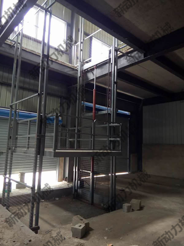 主體采用工字鋼材料導軌升降機，其主體面積窄，適用于空間小，工作臺面擴大的工作環(huán)境