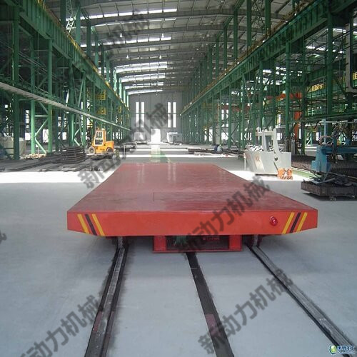 軌道行走平板車，其行走電源依靠軌道供電，運(yùn)行平穩(wěn)，可長(zhǎng)距離行走工作