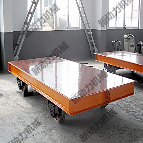 軌道行走平板車，其行走電源依靠軌道供電，運(yùn)行平穩(wěn)，可長(zhǎng)距離行走工作
